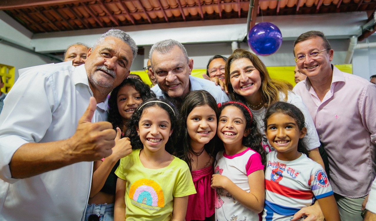 grupo de pessoas posa para a foto